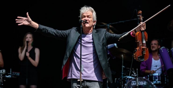 Lars Lilholt på scenen ved Nibe Festival. Foto: Nibe Festival.