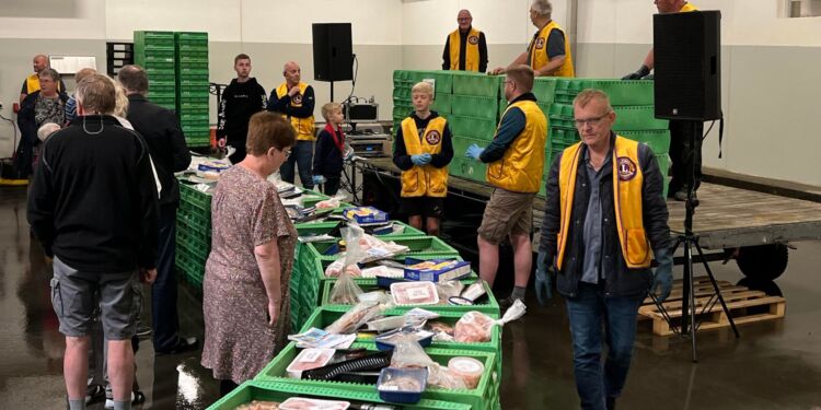 Udbuddet af fisk inspiceres i Auktionshallen. Foto (arkiv): Niels Skipper.