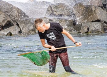 Undervandsfotograf, galleriejer og rejejæger, Lars Nedergaard på udkig i det lave vand ved Lønstrup. Foto (arkiv): Torben Elling.