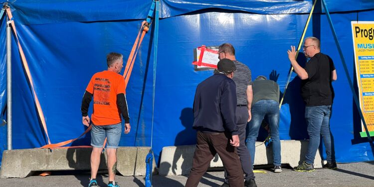 Travlhed tirsdag med at sikre teltet på Sydvestkajen. Foto: Niels Skipper.