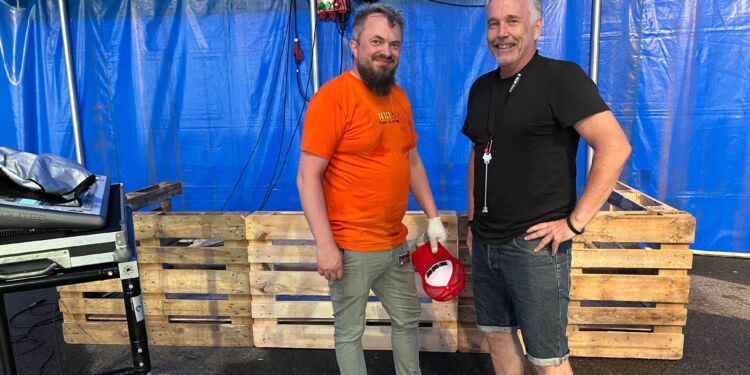 Michael Vajhøj og Niels Viberg ved scenen til lyd i Bølgen. Foto: Niels Skipper.