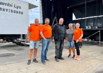 Smilene er onsdag formiddag heldigvis igen store efter en noget bekymret tirsdag ved Musik Under Trappen. Her er det Claus, Bo, Rasmus, Karina og Charlotte foran den store scene på Sydvestkajen.