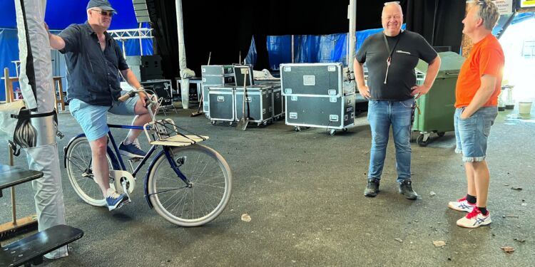 Karl Åge Jensen kiggede sidste år indenfor i teltet til barchef Jens Kohno Andersen og formand Rasmus Jespersen, før det den helt store oprydning blev iværksat i teltet Bølgen på Sydvestkajen. Foto: Niels Skipper.