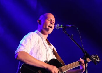 Lars Andersen var første artist og solo på scenen ved Musik Under Trappen 2022. I år spiller han søndag kl. 22.00. Foto: Ole Sahl Lyager.