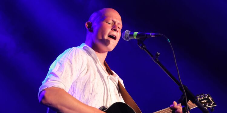 Lars Andersen var første artist og solo på scenen ved Musik Under Trappen 2022. I år spiller han søndag kl. 22.00. Foto: Ole Sahl Lyager.