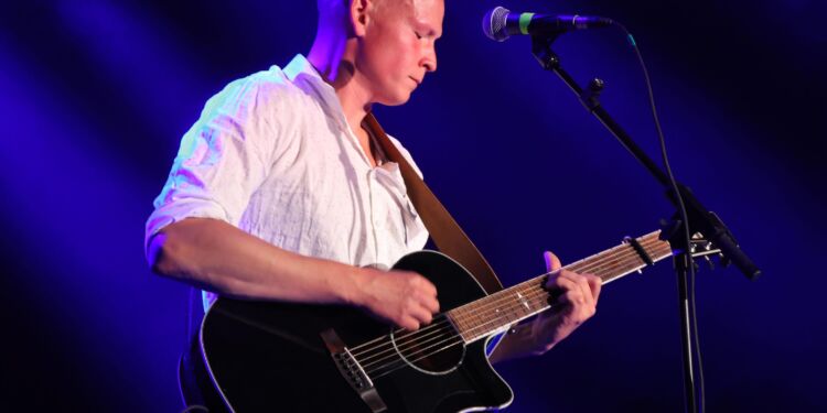 Lars Andersen var første artist og solo på scenen ved Musik Under Trappen 2022. Foto: Ole Sahl Lyager.