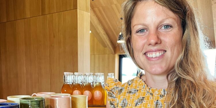 Keramiker Martha Lundgaard i Kornets Hus.