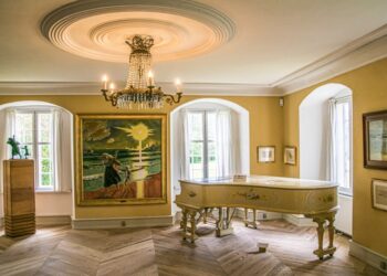 Rummet med det smukke Blüthner flygel på Odden. Foto (arkiv): Elling.