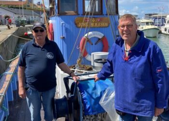 Skipper Ole Nielsen og historiefortæller Preben Christensen ombord på HG 159 Johs. Hejlesen. Foto (arkiv): Hirtshals Turisme.