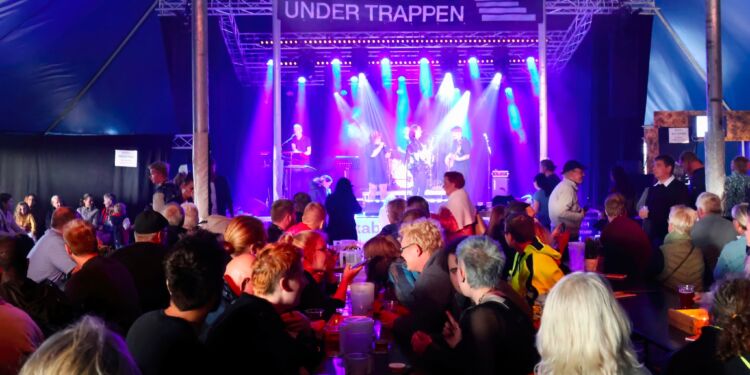 Party Ekspressen gav den gas i teltet til Musik Under Trappen 2022. Foto: Ole Sahl Lyager.