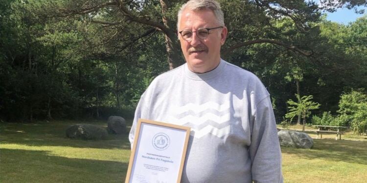 Peter Ernst Sundbæk med diplomet, der dokumenterer Nordsøen Fri Fagskoles optagelse i Ungegarantien.