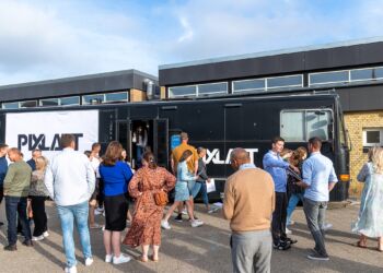 Den mobile PixlBOX har tidligere på sommeren været med til en anderledes og billedebaseret 
dimission hos Hirtshals Skole. Foto: PixlArt.