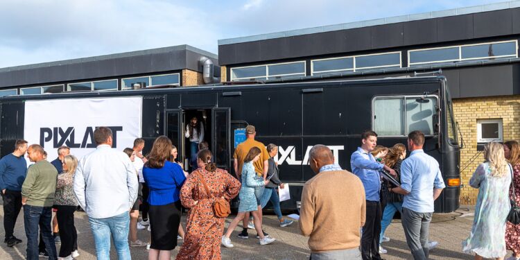 Den mobile PixlBOX har tidligere på sommeren været med til en anderledes og billedebaseret 
dimission hos Hirtshals Skole. Foto: PixlArt.