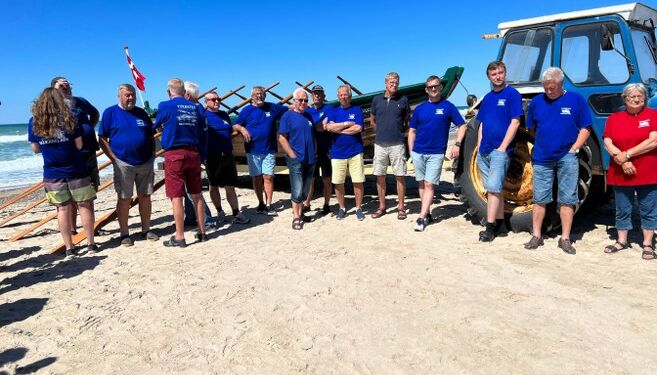 Formand Erik Toustrup fra Tversted Bjærgelaug ses her med ryggen til i samtale med skipper Frank Faurskov under lørdagens strandfest i Tornby. Foto: Niels Skipper.