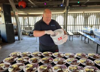Jens Lund Madsen havde styr på sildebordet, som var sponsoreret af MorMors Køkken. Foto: Niels Skipper.