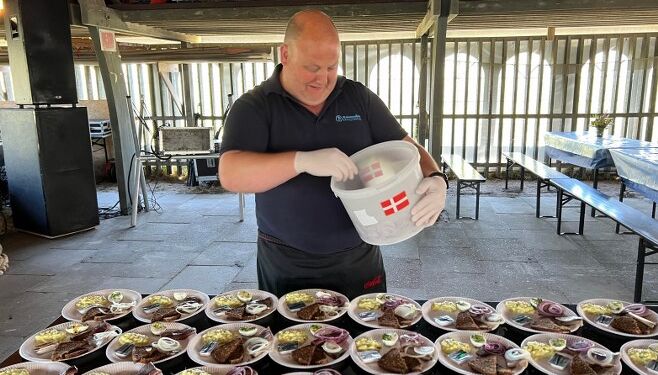 Jens Lund Madsen havde styr på sildebordet, som var sponsoreret af MorMors Køkken. Foto: Niels Skipper.
