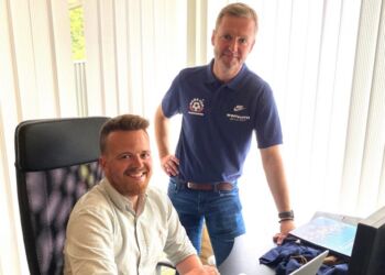 Torben Falberg kigger salgsassistent Jonas Menholt over skulderen og konstaterer, at det ser pænt ud i ordrebogen.