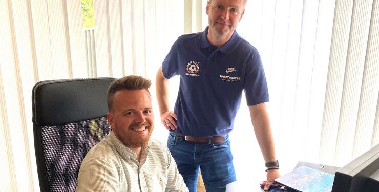 Torben Falberg kigger salgsassistent Jonas Menholt over skulderen og konstaterer, at det ser pænt ud i ordrebogen.