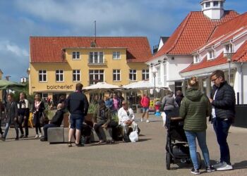 Turister i Løkken. Foto: TV2 Nord.