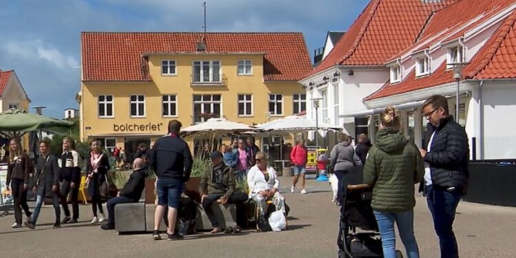 Turister i Løkken. Foto: TV2 Nord.