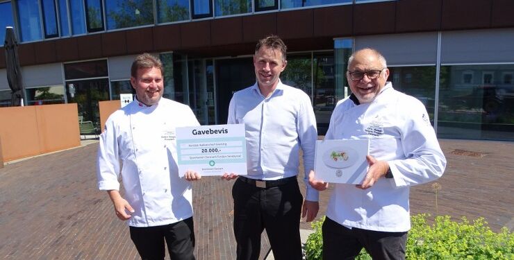 Nordisk køkkenchef Forening (NKF) fik forleden på Vendsyssel Teater 20.000 kroner af Sparekassen Danmark Fonden til en bog om foreningen.