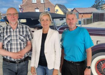 Arrangørerne Tommy Høj fra Hirtshals Handel & Erhverv samt Laila Zielke fra Hirtshals Turisme og ildsjælen Claus Neve Olsen er det stærke treløver bag Hirtshals Veterantræf. Foto: Arkiv.