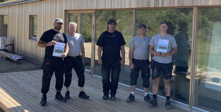 Fra højre ses lærling Christian Lai, tømrersvend Lasse Falkner Nielsen, tømrermester Peter Pedersen, tømrersvend Jens Peter Falk Lauritsen og lærling Arman Zeyaee.
Foto: Teknisk Selskab Hjørring / Henning Mikkelsen.