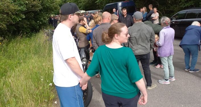 Massivt fremmøde af borgere ved det aflyste møde i Vrå. Foto: Privat.