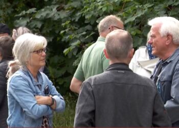 Vrås borgere var mødt talstærkt op til mødet med det mulige bosted, der ligger lidt mere end to kilometer fra byen.