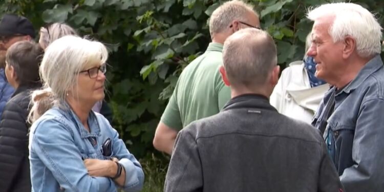 Vrås borgere var mødt talstærkt op til mødet med det mulige bosted, der ligger lidt mere end to kilometer fra byen.