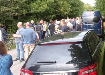 Massivt fremmøde af borgere ved det aflyste møde onsdag i Vrå. Foto: Privat.