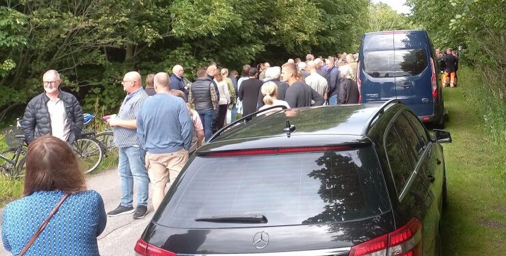 Massivt fremmøde af borgere ved det aflyste møde onsdag i Vrå. Foto: Privat.