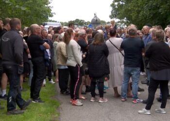 Massivt fremmøde af borgere ved det aflyste møde onsdag i Vrå. Foto: Privat.