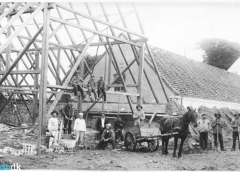 2.	I 1916 var der genopførelse af Vrejlev Klosters lade efter branden i 1914.
Personerne på bjælken fra venstre, Jens Kristensen, Alfred Thiel og Marius Green, stående ses Christian Kusk, tømrermester Martin Mortensen, en murersvend, forvalter Bendix, Niels Mathiassen, og de øvrige er gårdens folk. Foto: Arkiv.dk.