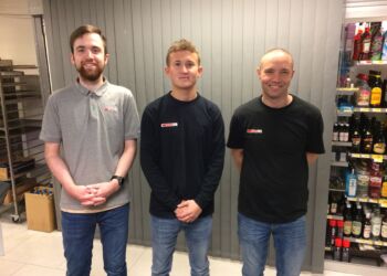 Dennis Bak sammen med nyuddannede Andreas, som fortsætter i købmandsbutikken på Nordens Allé, og en anden ung medarbejder David, i midten.
