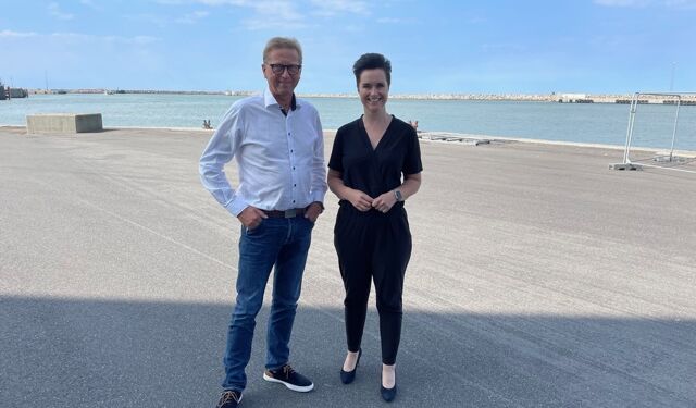 MEP Asger Christensen (V) og MF Anne Honoré Østergaard (V) på Hirtshals Havn.