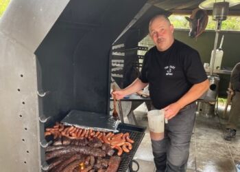 Allan ved grillen i Fun-Park. Foto (arkiv): Niels Chr. Jakobsen.