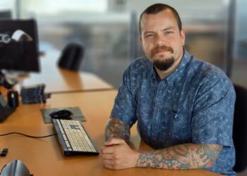 Anders Skipper Brix Kjelgaard ved sit skrivebord hos Montes i Hjørring. Foto: Montes.