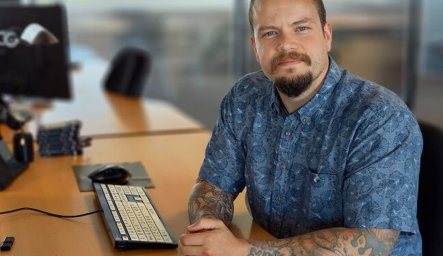 Anders Skipper Brix Kjelgaard ved sit skrivebord hos Montes i Hjørring. Foto: Montes.