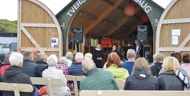 Gudstjeneste ved bådhuset hos Tversted Bjærgelaug. Foto: Arkiv.