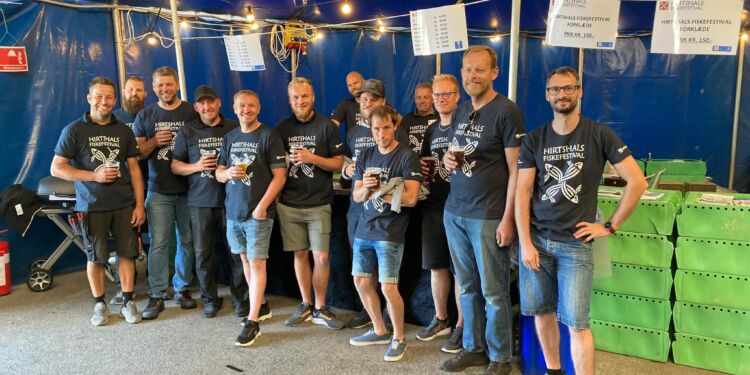 Frivillige fra Tornby Bjergelav ved Hirtshals Fiskefestival.