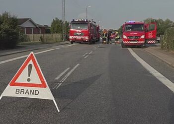 Skagen Landevej ved Bjergby nord for Hjørring var søndag formiddag spærret på grund af brand i en villa. Foto: Per Frank Paulsen.