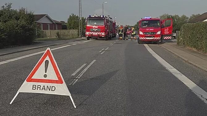 Skagen Landevej ved Bjergby nord for Hjørring var søndag formiddag spærret på grund af brand i en villa. Foto: Per Frank Paulsen.