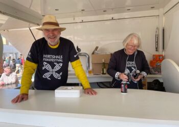 En veltilpas Jørgen Rottbøll fra Hirtshals Rotary Klub hjælper sammen med fru Lea de mange gæster med at få tørsten slukket i ølboden på Jepsens Plads. Foto: Niels Chr. Jakobsen.