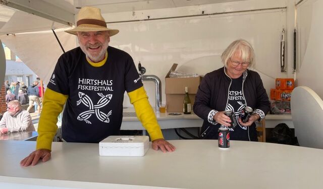 En veltilpas Jørgen Rottbøll fra Hirtshals Rotary Klub hjælper sammen med fru Lea de mange gæster med at få tørsten slukket i ølboden på Jepsens Plads. Foto: Niels Chr. Jakobsen.