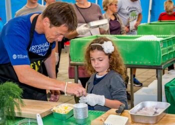 Ole Kjærs Gaard Nielsen kreerer fiskeret i Bølgen. Foto: Arkiv.