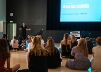Tao Lytzen fra PixlArt i dialog med de unge på Hjørring Gymnasium. Foto: PixlArt.