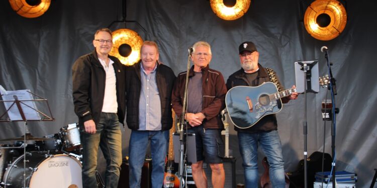 Humphrey på scenen foran Hirtshals Kro. Foto: Arkiv.