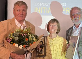 Inger og Jørn Ussing har fået overrakt Initiativprisen 2022 af A. Neil Jacobsen, formand for Erhverv Hjørring.