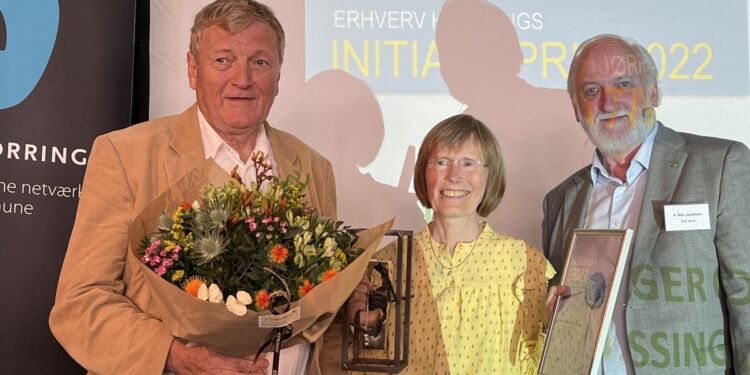 Inger og Jørn Ussing har fået overrakt Initiativprisen 2022 af A. Neil Jacobsen, formand for Erhverv Hjørring.